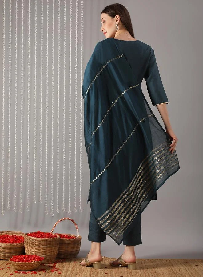 جلو باص مجموعة من كورتا منسوجة بلون مع بنطال ووشاح متناغم